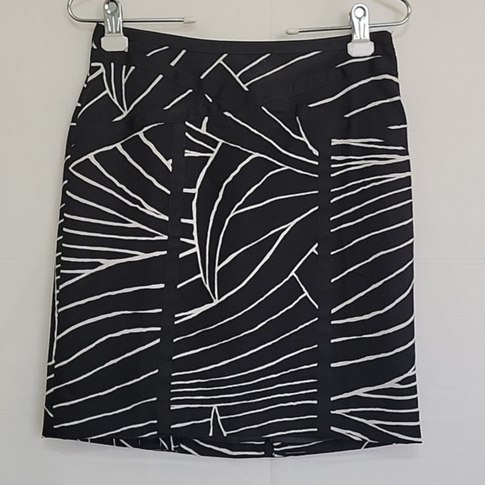 Ann Taylor black white geometric lined skirt size 0 NWT